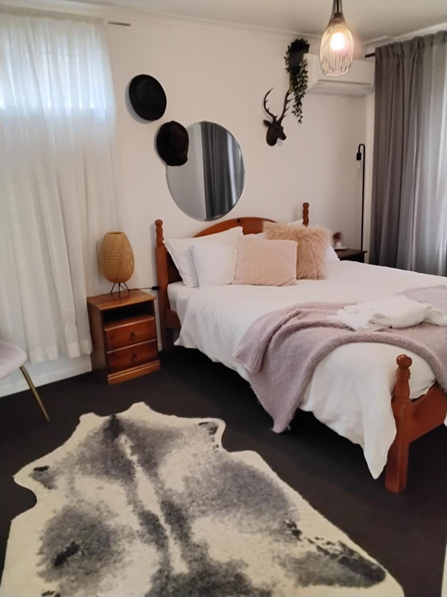 Coach House Inn Bright Habitación foto