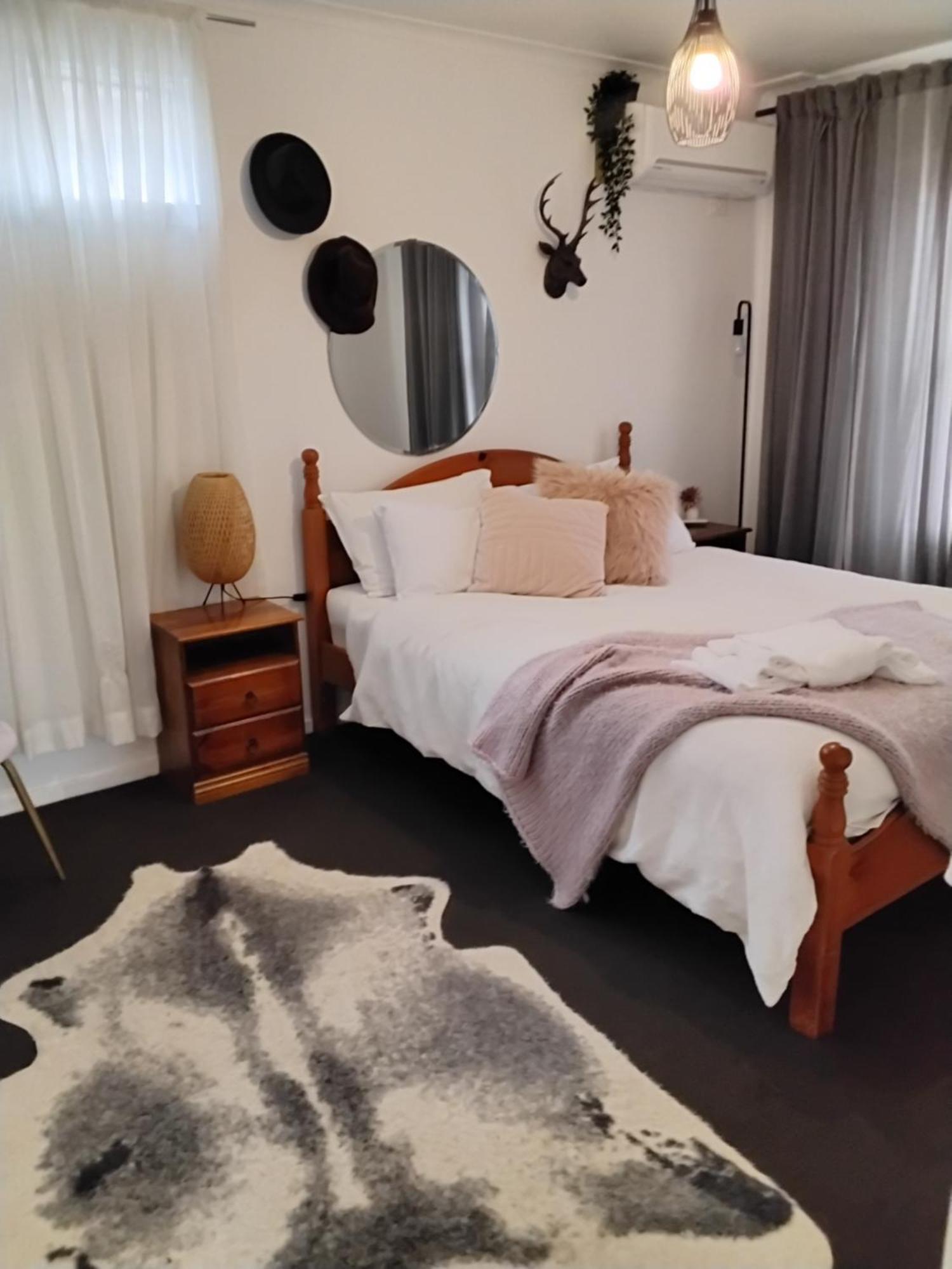 Coach House Inn Bright Habitación foto